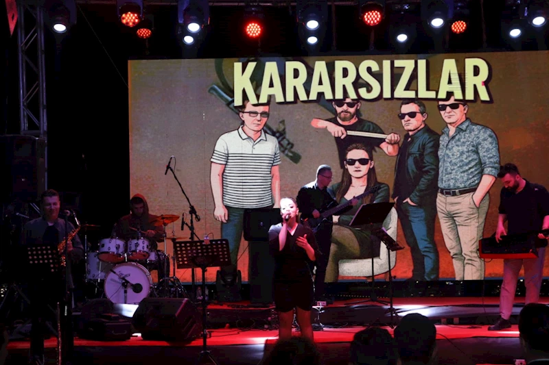 KAPANCA SOKAK FESTİVALİNDE KARARSIZLAR’DAN UNUTULMAZ GECE