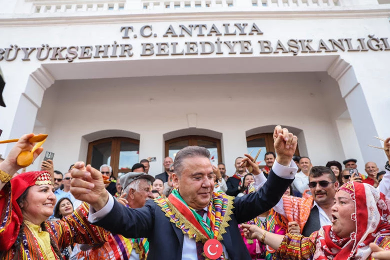 Antalya sokakları Yörük göçüyle şenlendi