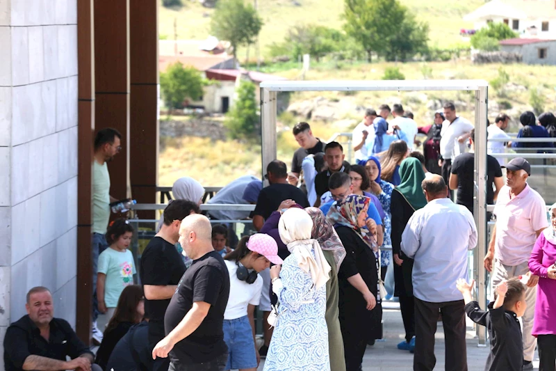 IHLARA VADİSİ’NİN YENİ CAZİBE NOKTASI CAM TERAS BAYRAMDA İLGİ ODAĞI OLDU