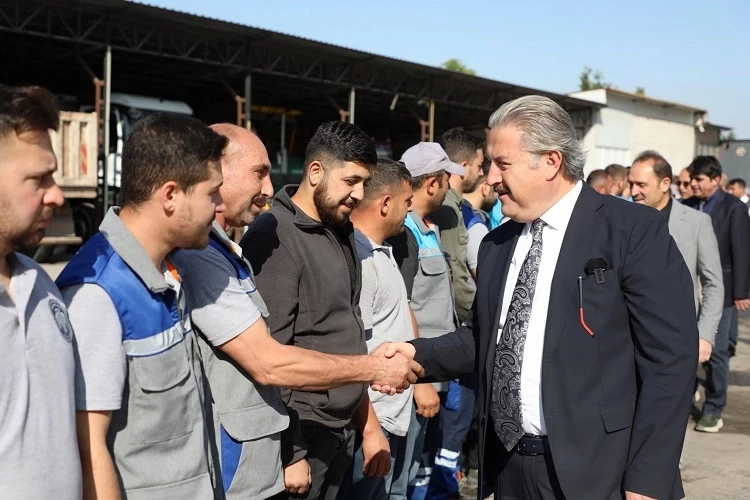 Kayseri Melikgazi mesaiye bayramlaşarak başladı