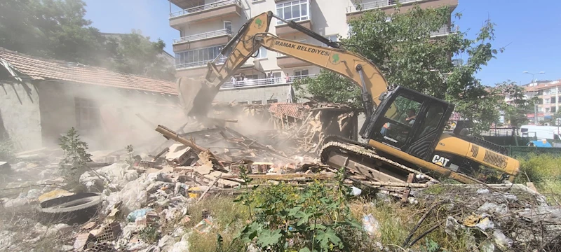Mamak’ta Tehlikeli Yapılar Kaldırılıyor