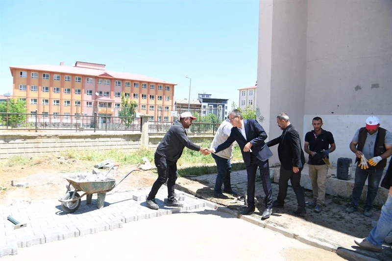 EŞ BAŞKAN SÖYLEMEZ, OKUL BAHÇESİNDEKİ ÇALIŞMALARI YERİNDE İNCELEDİ