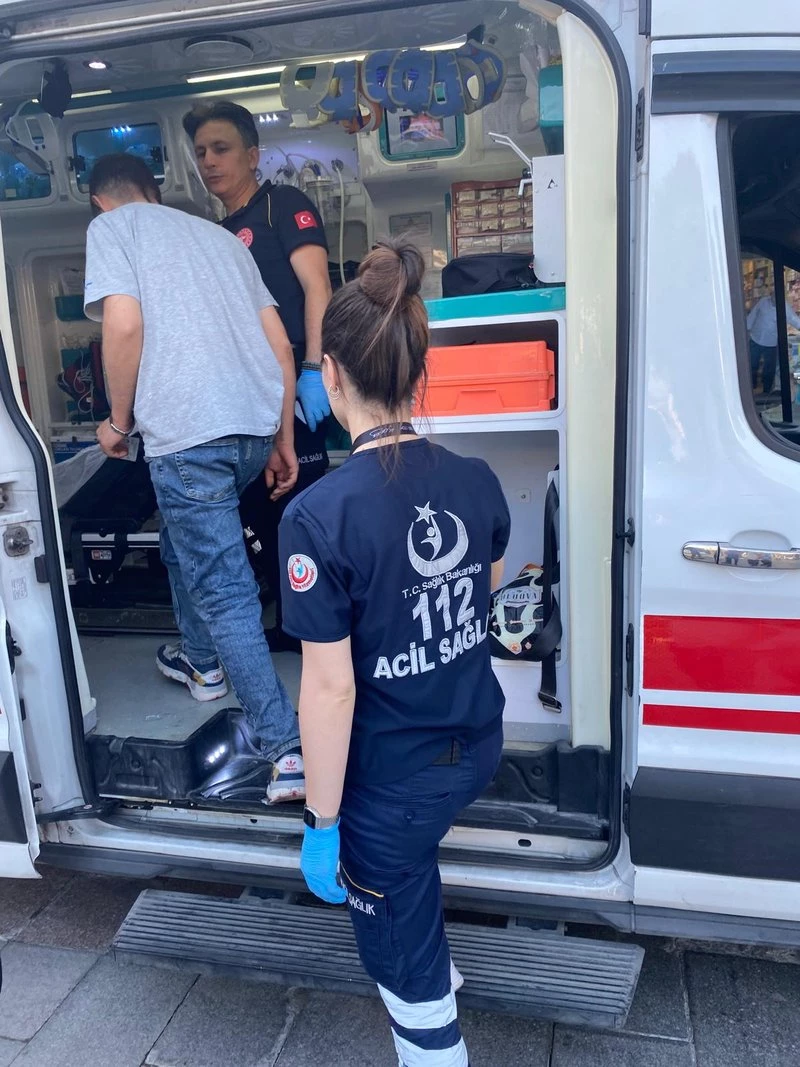 Zabıta ekiplerinden soğukkanlı müdahale: Bıçaklı şahıs ikna edildi, olası faciadan dönüldü