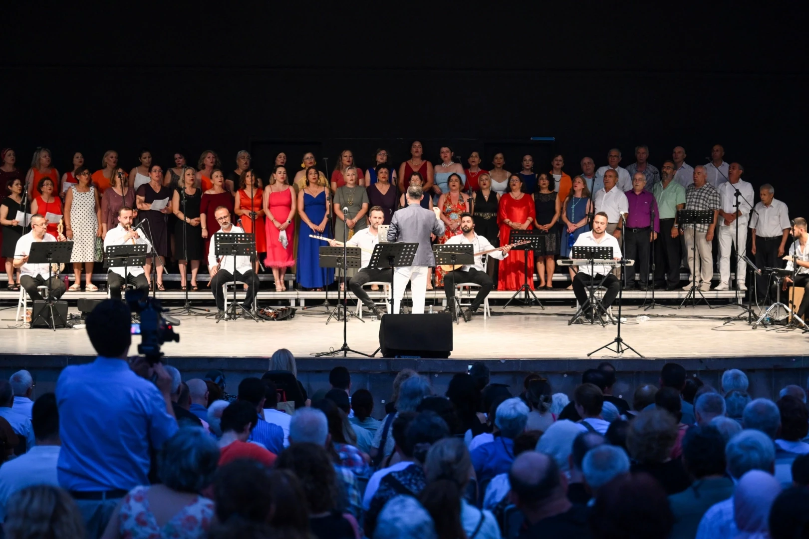 İzmir Bornova’da coşku dolu türkü gecesi