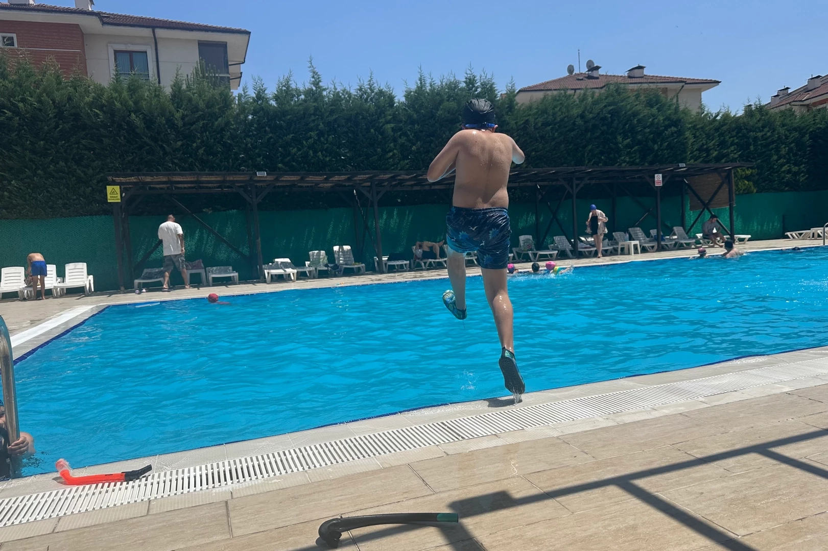 Düzce’de 416 dairelik sitede çocuklar sezonu açtı, serin sulara koştu