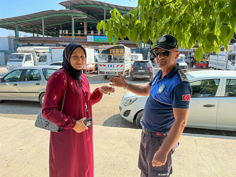 ZABITA EKİPLERİ KAYIP ZİYNET EŞYASINI SAHİBİNE TESLİM ETTİ