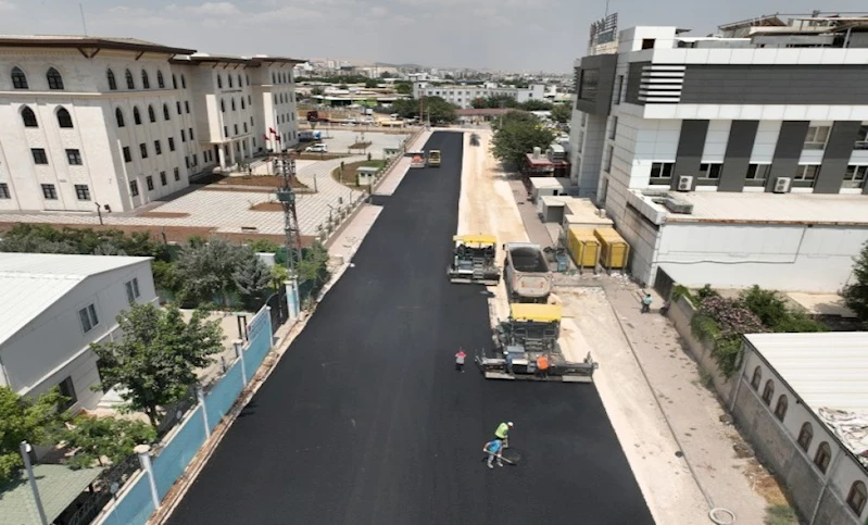 HALİLİYE KAYMAKAMLIĞI ÖNÜNDEKİ YOL SICAK ASFALTLA YENİLENİYOR