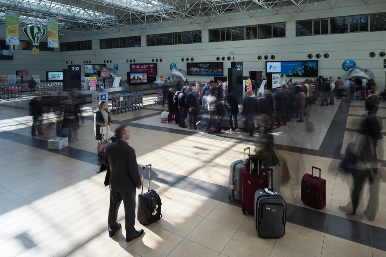 Antalya Havalimanı’nda asma tavan çöktü: 1 hafif yaralı!