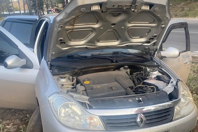 Antalya Kumluca’da araç refüje çarptı, 50 metre sürüklendi!