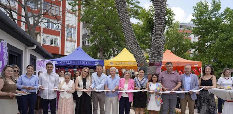 Başkan Sarıkurt`tan Menekşe Kadın Eğitim Merkezi Sergisine Tam Destek