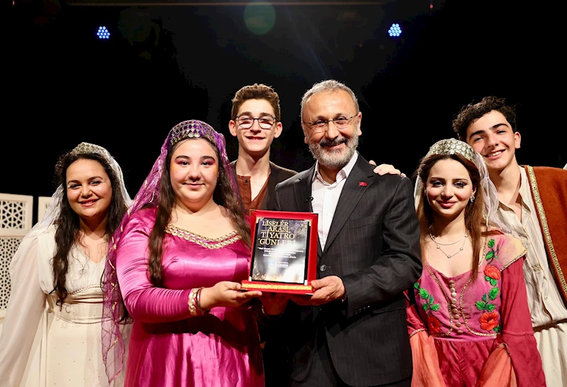 Liseli oyunculardan muhteşem final: “Yedi Kocalı Hürmüz” ayakta alkışlandı!