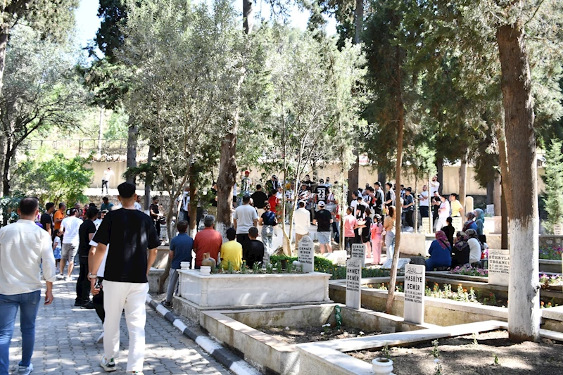 Başkanımız Ferdi Zeyrek’in Kabri Babalar Günü’nde de Ziyaretçi Akınına Uğradı