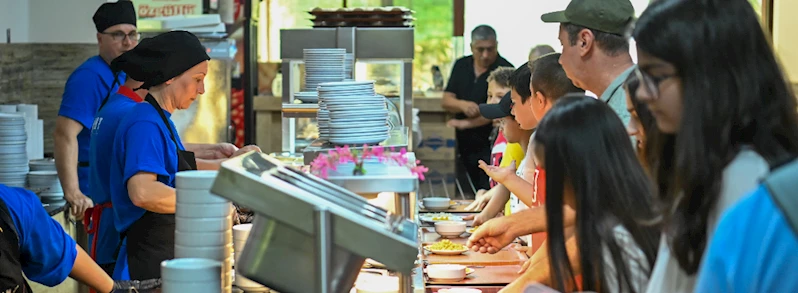 Merhum Başkan Ferdi Zeyrek Hayrına Ücretsiz Yemek İkram Edildi