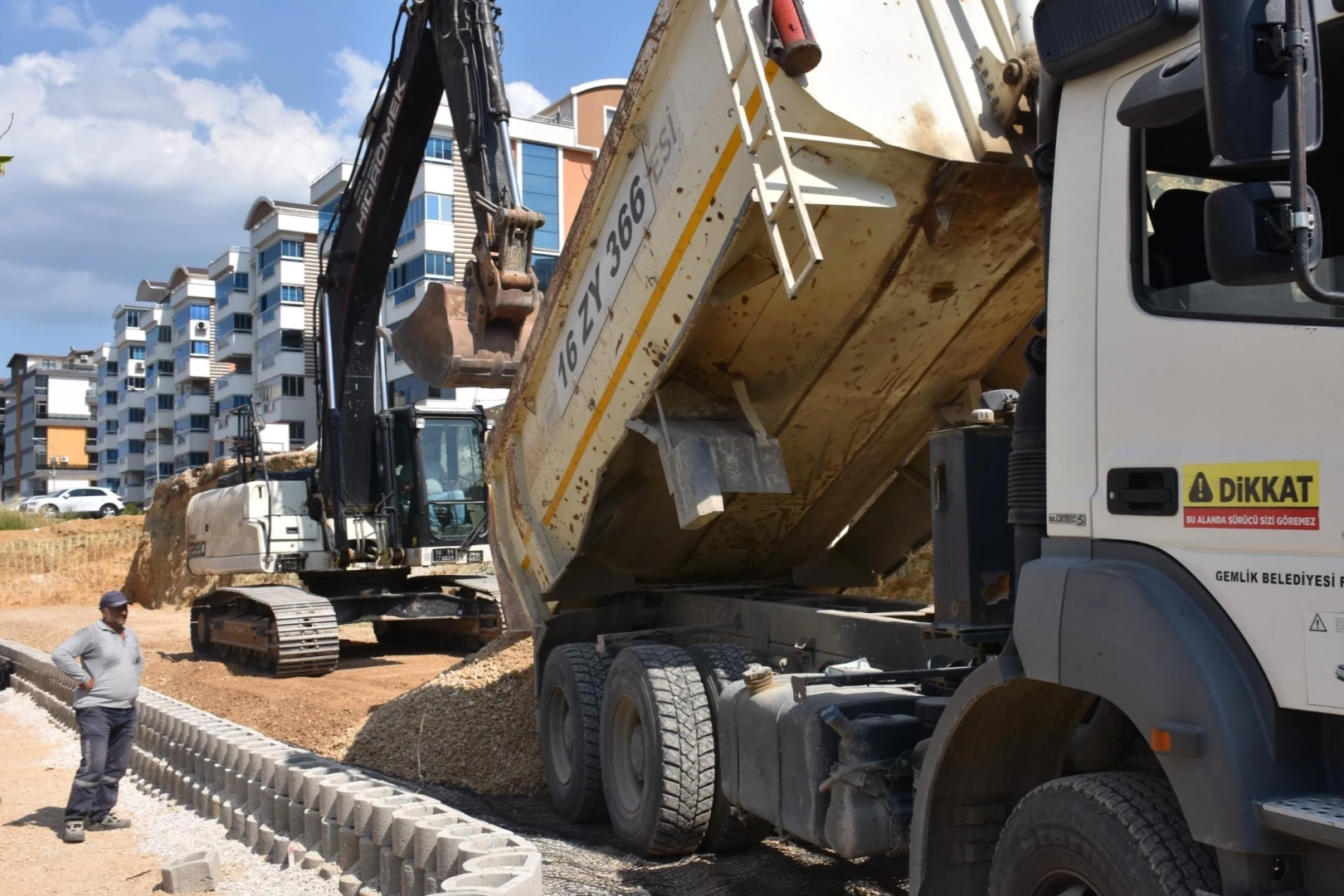 Bursa Gemlik’te yol açma çalışmaları hız kesmeden sürüyor