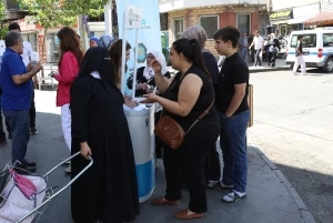 Büyükşehir Belediyesi, Bağlar’da kurduğu stantta halkı dinliyor