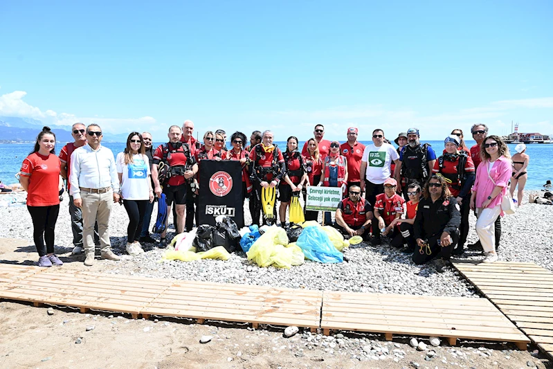 Kemer’de deniz dibi ve sahil temizliği etkinliği