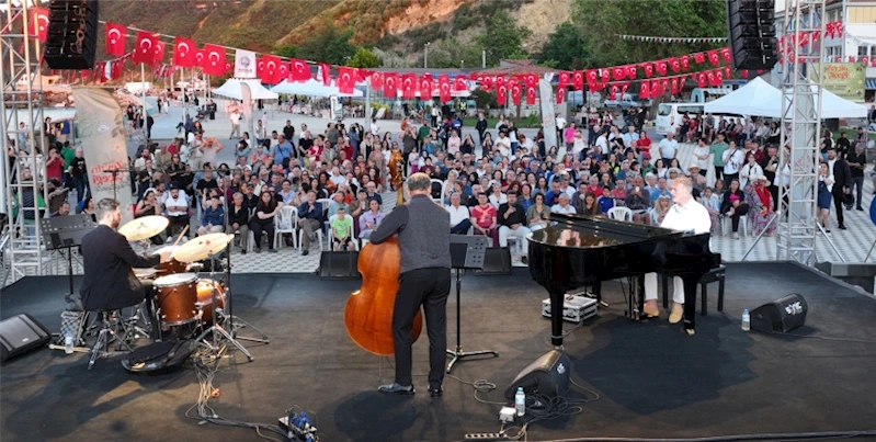 TİRİLYE, ZEYTİNİN ÇİÇEĞİYLE YENİDEN DOĞUYOR