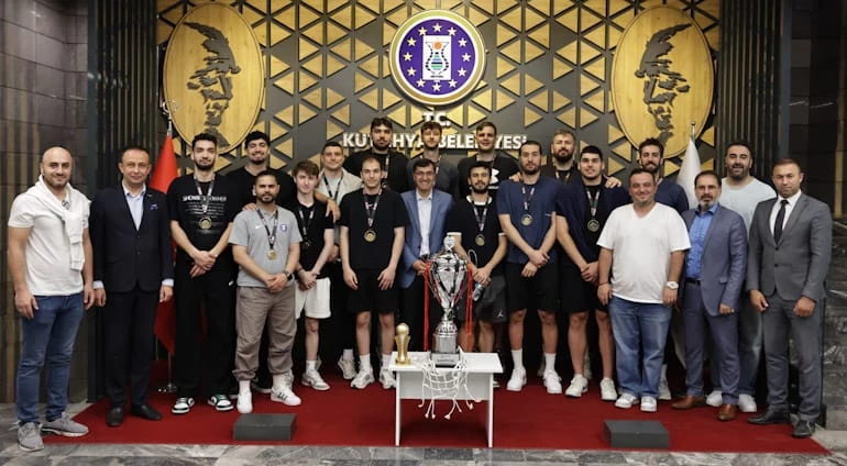 BELEDİYE BAŞKANIMIZ EYÜP KAHVECİ ŞAMPİYONLARIMIZI MAKAMINDA AĞIRLADI