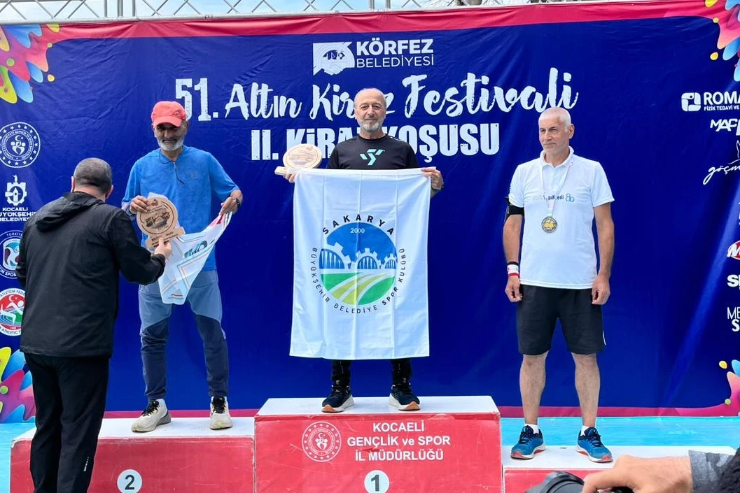 Sakarya’nın koşan tecrübesi Ali Turan kürsüyü bırakmıyor