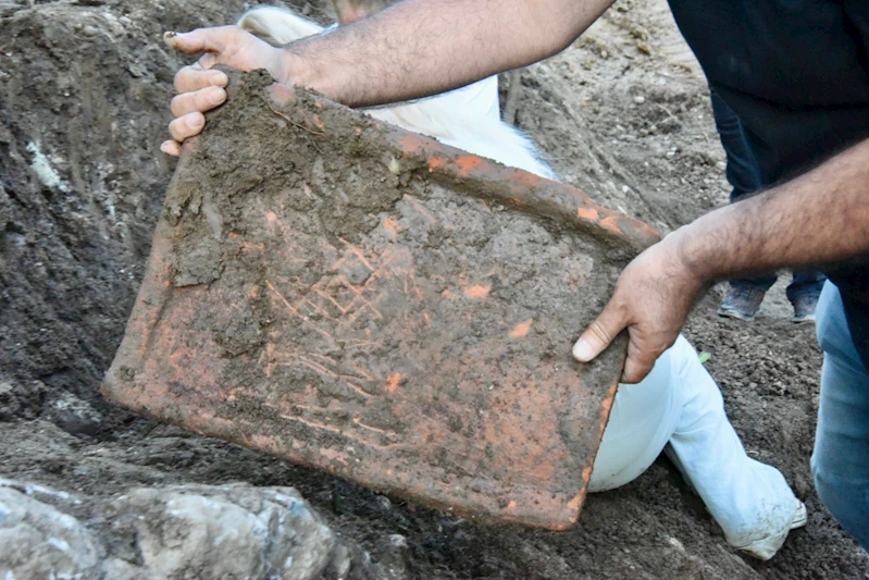 ALTINORDU’DA YOL ÇALIŞMASINDA TARİHİ MEZARLAR BULUNDU