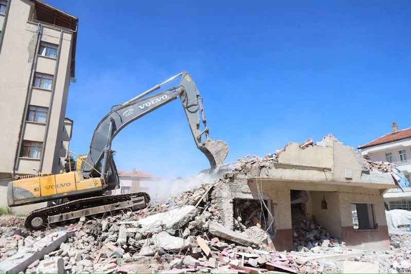 AKSARAY BELEDİYESİ KILIÇASLAN MAHALLESİ’NDE RİSKLİ YAPILARI YIKIYOR