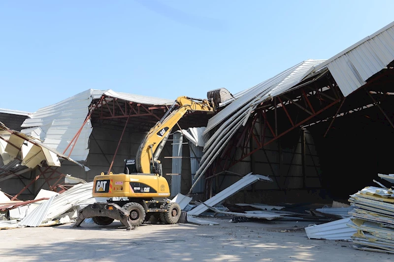 Çalı’da 2 bin 300 metrekarelik kaçak depo yıkıldı