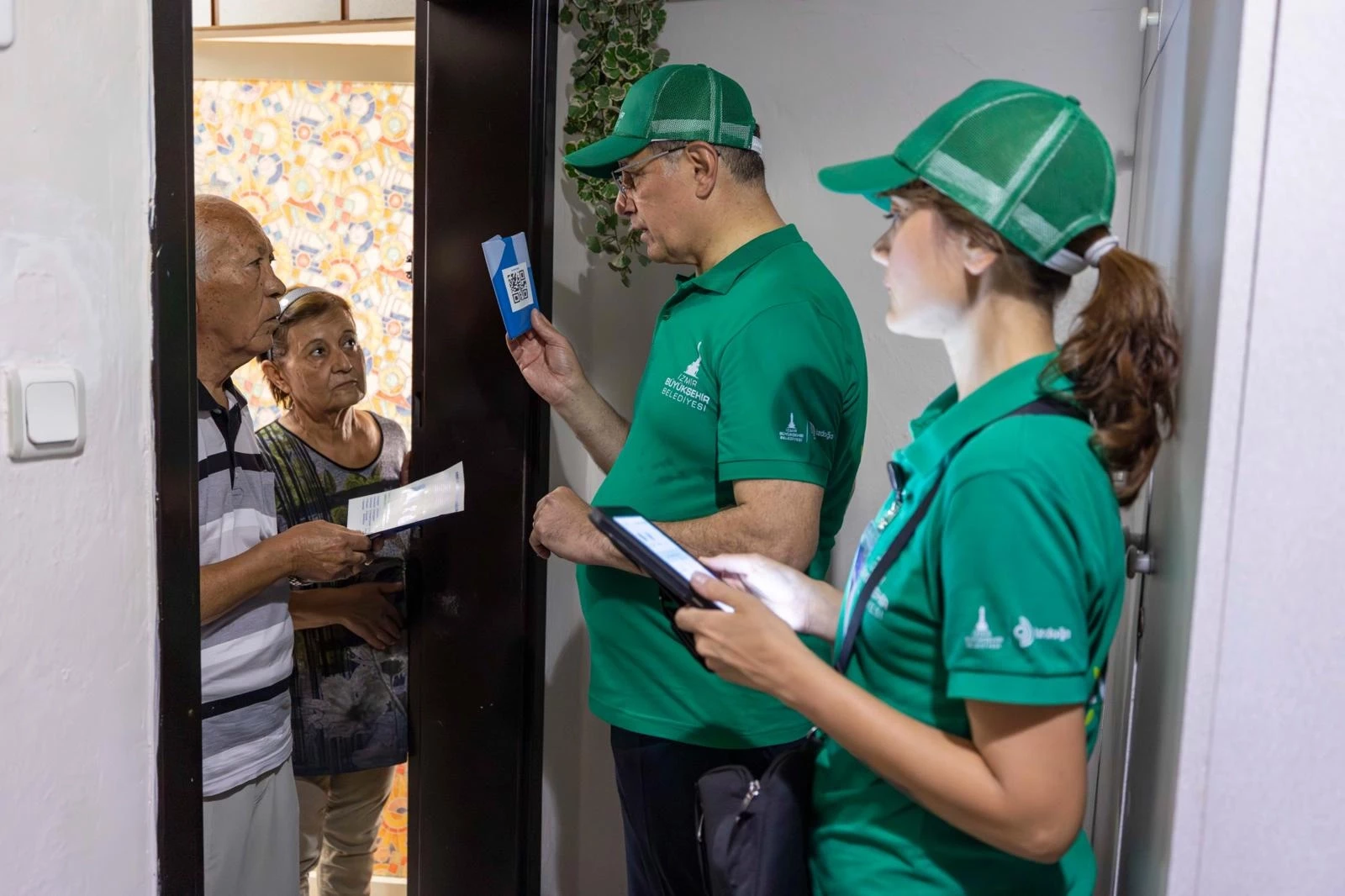 Başkan Tugay “Dönüşüme Evde Başla” projesi için QR kodlu poşet dağıttı