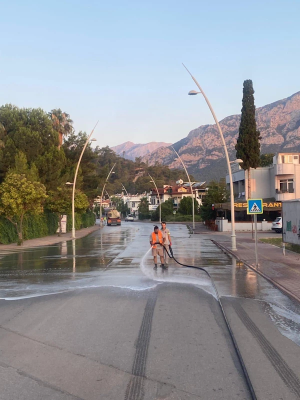 Kemer’deki toz ve toprak olan yollar yıkanıyor