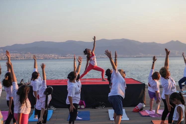 Bayraklı sahilde buluşup, yoga yaptılar