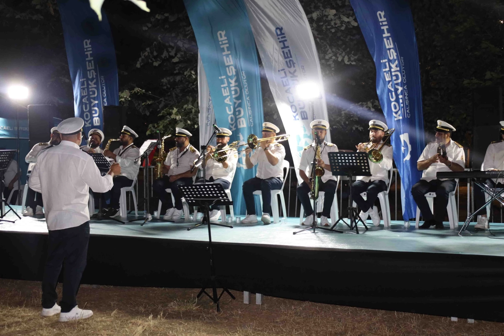 Kocaeli Büyükşehir Bandosu Körfez sahilini inletti