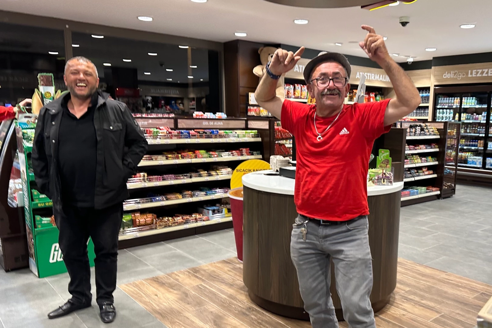 Karadeniz müziğiyle coşan sürücü Düzce’de yüzleri güldürdü