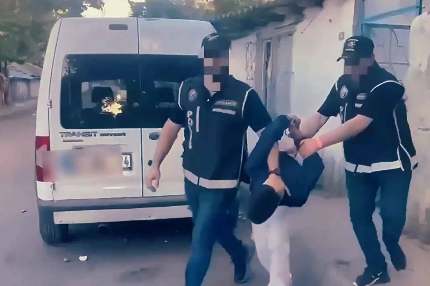 İstanbul’da kafeyi kurşunlayan 3 şüpheli yakalandı! Bakan Yerlikaya gençleri uyardı!