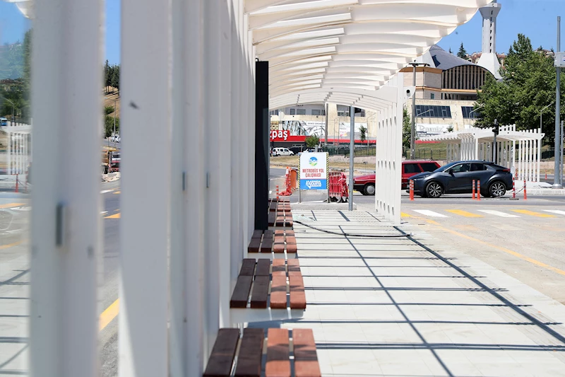 13 istasyonlu metrobüs hattında akıllı durakların montajı başladı