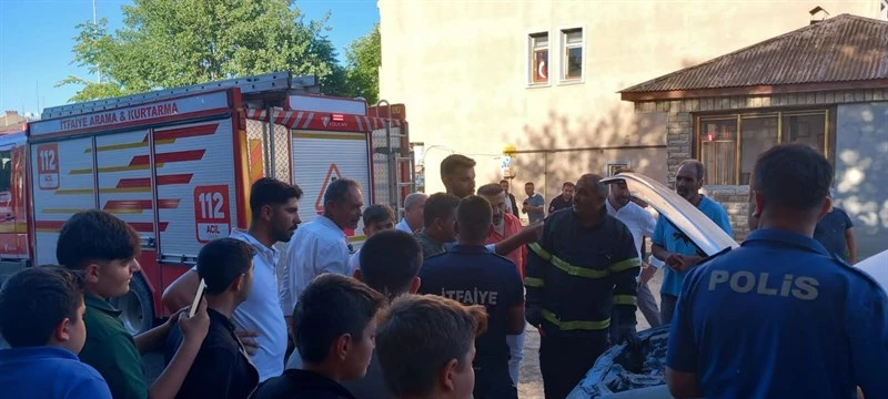 MUŞ BELEDİYESİ GÜVENLİK PERSONELİ ARAÇ YANGININA MÜDAHALE ETTİ