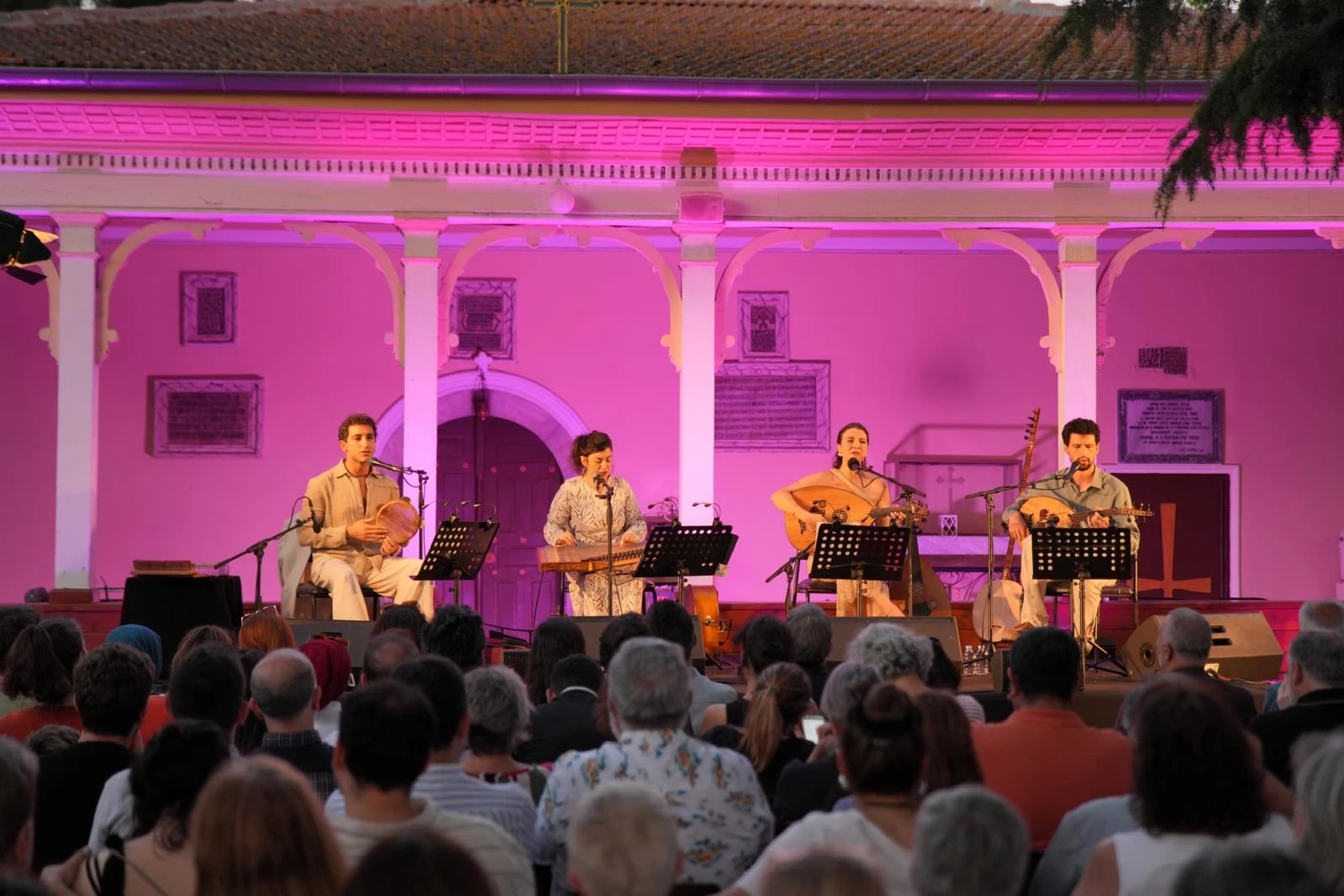 Ezgiler ve İki Yaka: “Ada” Konseri Kınalıada’da Yankılandı