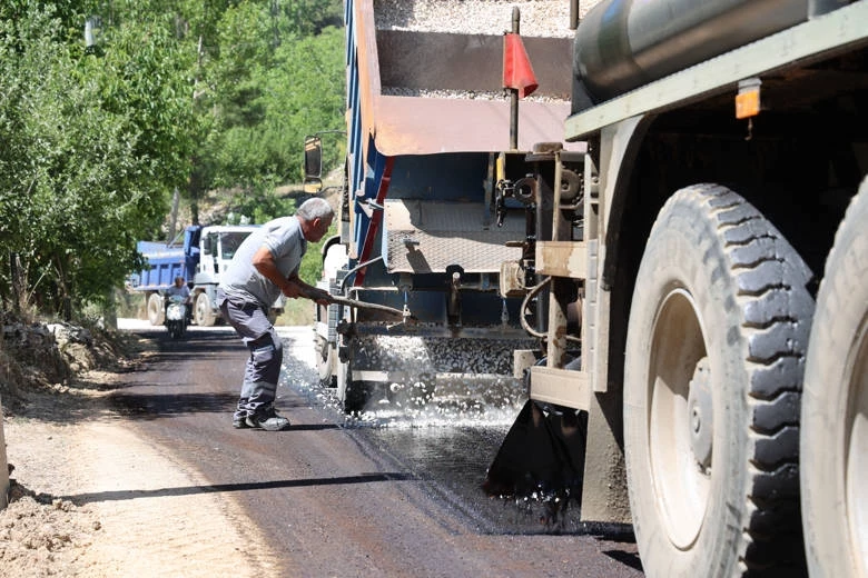Antalya Kaş Beldibi ve Sütleğen Grup Yolu asfaltlanıyor