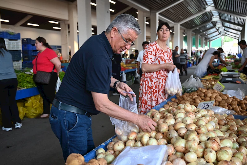 Başkan Topaloğlu’ndan pazar esnafına ziyaret