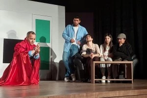 Erzincan Belediyesi’nden Tiyatroseverlere: “Deliler Evi” Ayakta Alkışlandı.