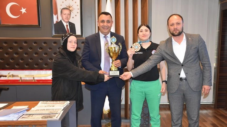 BAŞKANIMIZ, FEYZANUR AZİZOĞLU VE KELKİT İLÇE BAŞKANIMIZ ŞAHİN DEMİR’E ZİYARETLERİ İÇİN TEŞEKKÜR ETTİ