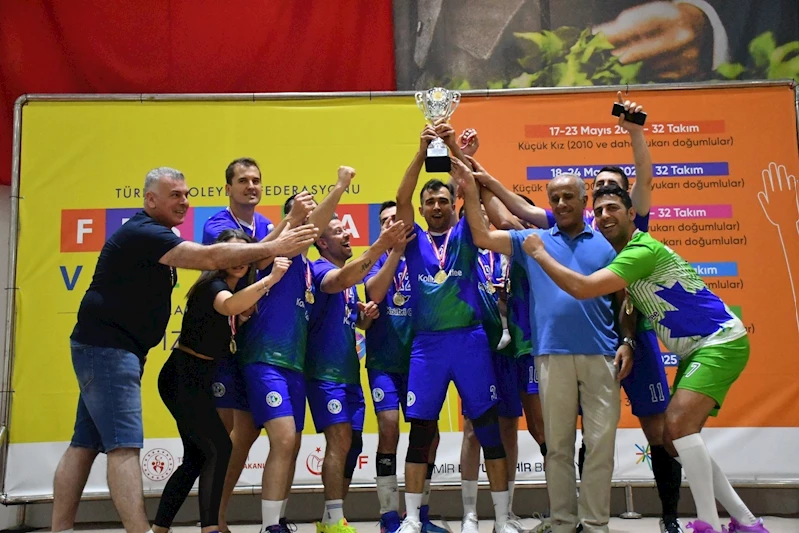 İZMİT BELEDİYESPOR VETERAN ERKEK VOLEYBOL TAKIMI TÜRKİYE ŞAMPİYONU OLDU