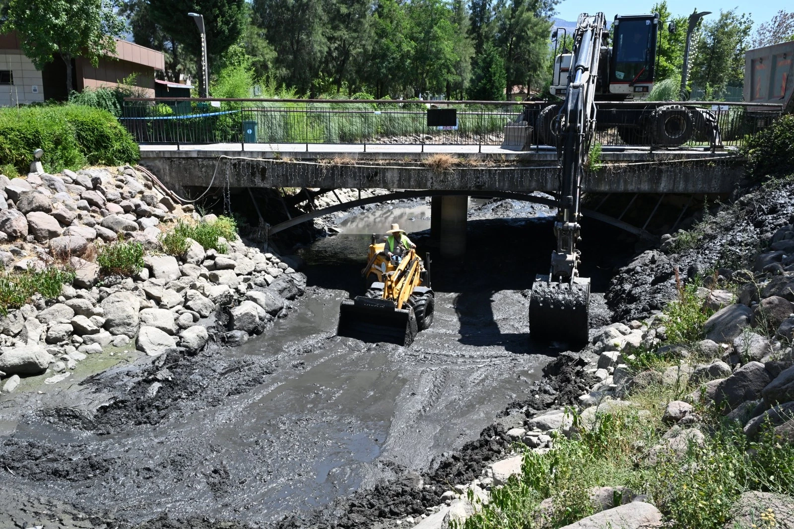 MASKİ’den Atatürk Kent Parkı’ndaki derede temizlik çalışması