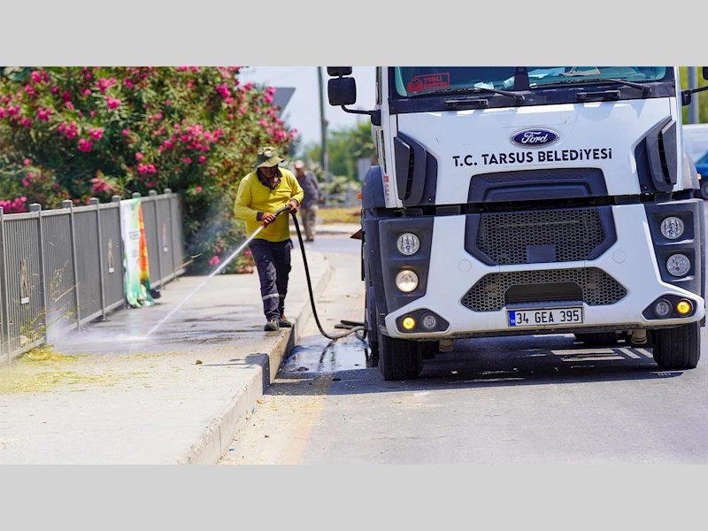 TARSUS BELEDİYESİ’NDEN HAL YOLU VE ANA CADDELERDE TİTİZ TEMİZLİK