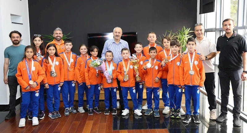 Başarılı Karatecilerden Başkan Büyükgöz’e Ziyaret