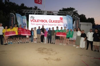 PLAJ VOLEYBOLU ŞENLİĞİ GÖRKEMLİ  KUPA TÖRENİYLE SONA ERDİ