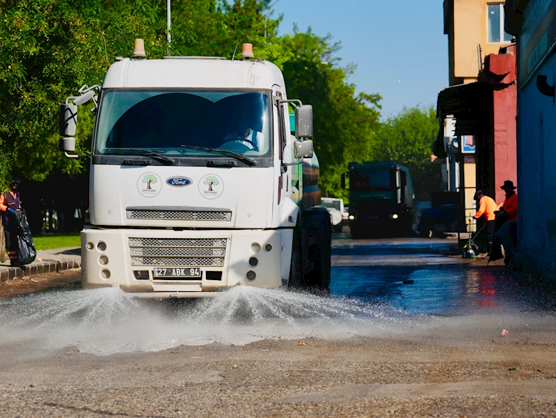 ŞEHİTKAMİL’DEN KÜSGET’TE TEMİZLİK SEFERBERLİĞİ