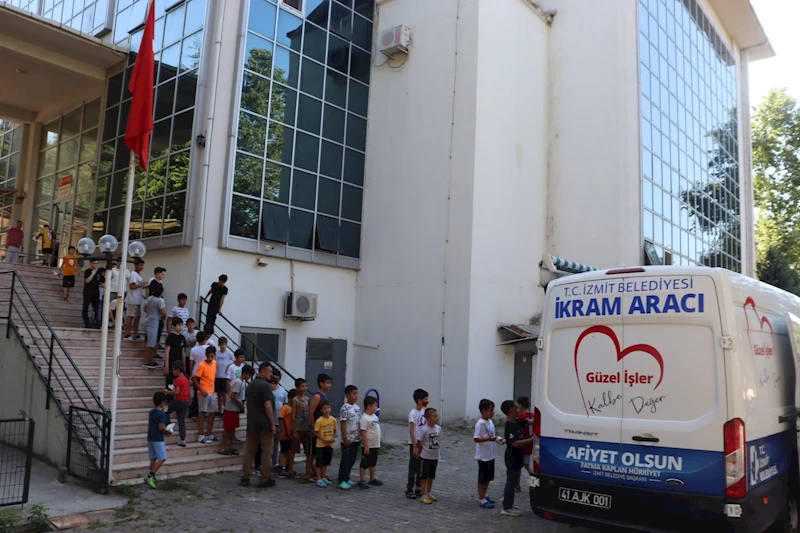 İZMİT BELEDİYESİNDEN KUR’AN KURSU ÖĞRENCİLERİNE İKRAM SÜRPRİZİ