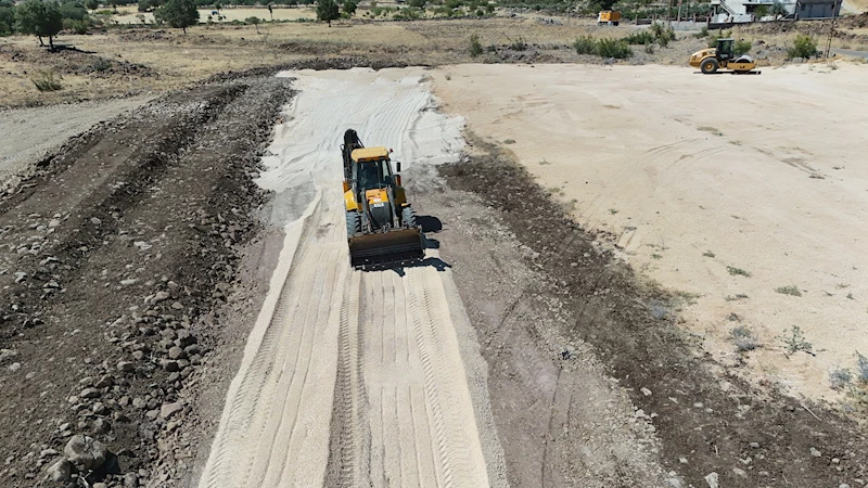 BAŞKAN YILMAZ’DAN SEYMENLİ VE AĞAÇLIBOYNO’YA DÜĞÜN ALANI FUTBOL SAHASI MÜJDESİ