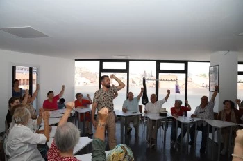 EMEK KAFE’DE KIDEMLİ VATANDAŞLARA ÖZEL KURSLAR