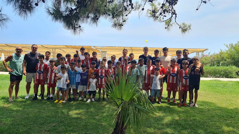 Başkan Topaloğlu’ndan geleceğin futbolcularına yemek