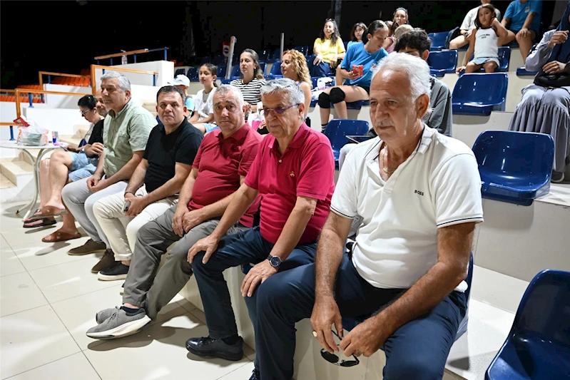 Kemer Belediye Voleybol Takımı galibiyetle başladı
